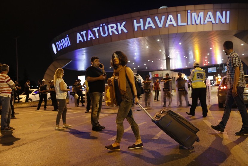 Pengunjung bandara tampak tidak bisa masuk di sejumlah titik yang diblok kepolisian setelah bom meledak, Rabu (29/6).