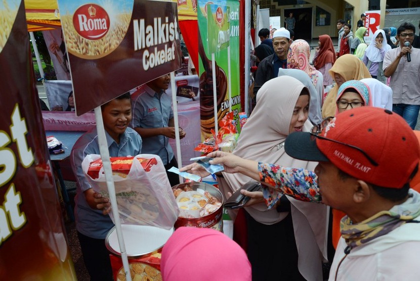 Pengunjung bebelanja aneka produk halal di Bazzar dan Halal Market Muhasabah Akhir Tahun Republika 2018, di Selasar Masjid Pusdai, Kota Bandung, Senin (31/12).