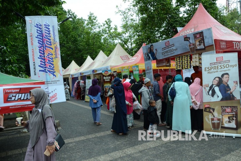 Pengunjung bebelanja aneka produk halal di Bazzar dan Halal Market Muhasabah Akhir Tahun Republika 2018, di Selasar Masjid Pusdai, Kota Bandung, Senin (31/12).