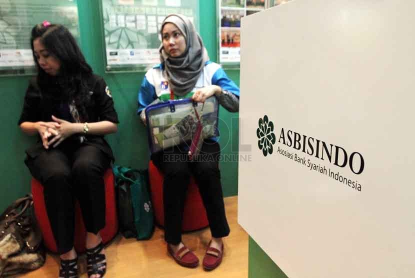 Pengunjung berada di Asosiasi Bank Syariah Indonesia.