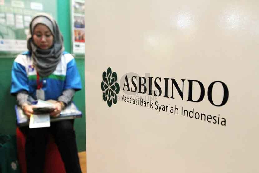 Pengunjung berada di Asosiasi Bank syariah Indonesia, Jakarta, Rabu (1/9).(Republika/ Yasin Habibi)