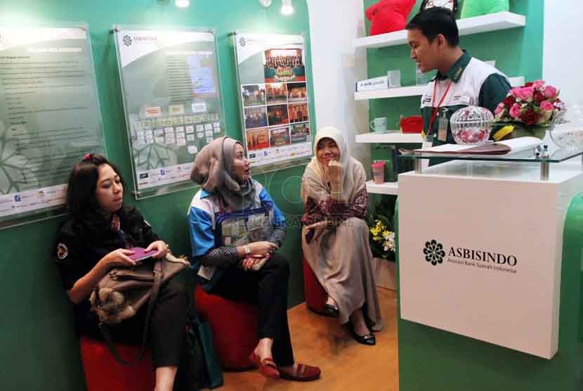 Pengunjung berada di Asosiasi Bank syariah Indonesia, Jakarta, Rabu (1/9).(Republika/ Yasin Habibi)