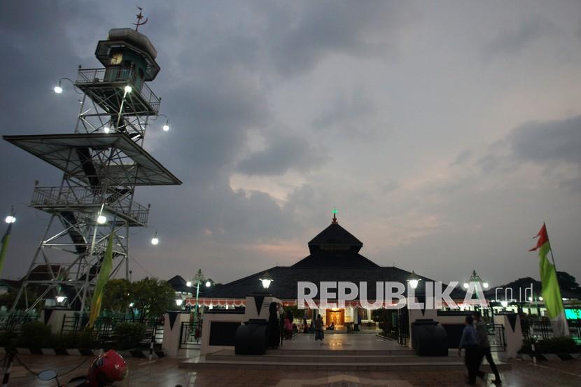 Pengunjung berada di halaman Masjid Agung Demak, Jawa Tengah, Kamis (31/3/2022). Masjid yang dipercayai pernah menjadi tempat berkumpulnya para ulama atau Wali Songo dalam menyebarkan agama Islam di tanah Jawa tersebut merupakan destinasi wisata religi andalan di Kabupaten Demak. 