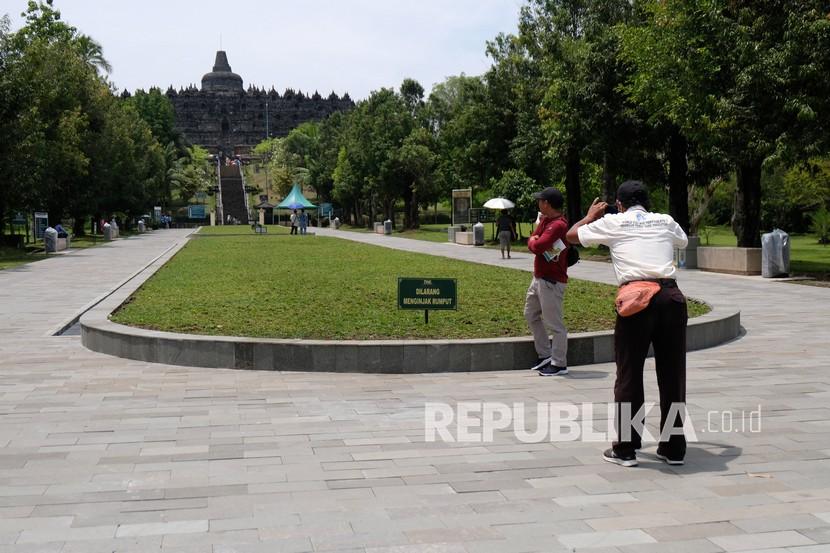 Pengunjung berada di kawasan Concourse atau ruang terbuka di zona 2 Taman Wisata Candi (TWC) Borobudur, Magelang, Jawa Tengah, Selasa (18/1/2022). Candi Borobudur adalah salah satu Kawasan Strategis Pariwisata Nasional (KSPN).