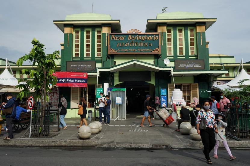 Pengunjung berada di kawasan Pasar Tradisional Beringharjo, Yogyakarta.. Sambut libur panjang akhir Oktober yang bertepatan dengan peringatan Maulid Nabi Muhammad SAW, Pasar Beringharjo akan memperketat penerapan protokol kesehatan seperti alur dan arah berjalan konsumen hingga surat sehat dari daerah asal bagi suplier untuk mengantisipasi potensi penularan COVID-19. (ilustrasi)