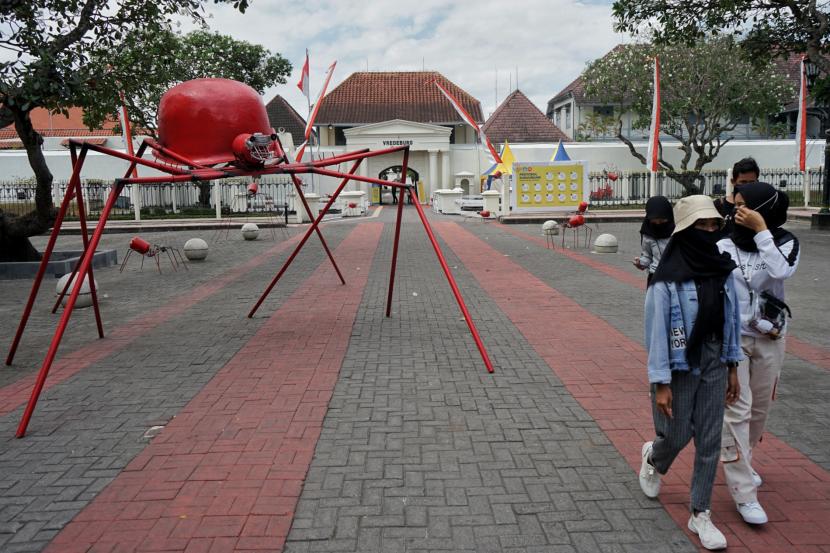 Pengunjung berada di kawasan wisata Museum Benteng Vredeburg , Yogyakarta, Selasa (28/7/2020). 