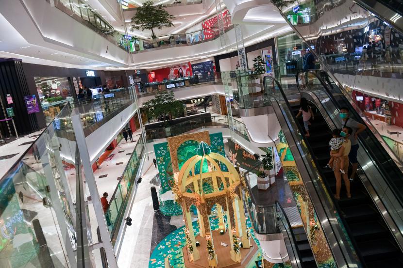 Pengunjung berada di Neo Soho Mall, Jakarta Barat, Sabtu (8/5/2021). Asosiasi Pengelola Pusat Perbelanjaan Indonesia memproyeksi tingkat kunjungan dan penjualan di pusat perbelanjaan pada momentum Ramadhan dan Idul Fitri tahun ini meningkat sekitar 30 hingga 40 persen dibandingkan Idul Fitri tahun lalu.