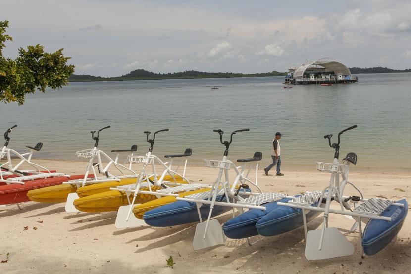 Pengunjung berada di salah satu kawasan wisata di Pulau Pengalap, Batam, Kepulauan Riau, Jumat (29/7/2022). Pemerintah daerah setempat berupaya meningkatkan pemulihan ekonomi, salah satunya dengan cara mengembangkan sejumlah pulau di Kota Batam sebagai kawasan pariwisata bahari. 
