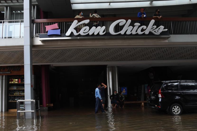 Pengunjung berada di salah satu perbelanjaan yang dilanda banjir di kawasan Kemang, Jakarta Selatan, Sabtu (20/2/2021). Curah hujan yang tinggi menyebabkan sejumlah wilayah di Jakarta dilanda banjir termasuk di kawasan pusat perbelanjaan yang berdampak terhadap kerugian ekonomi. 
