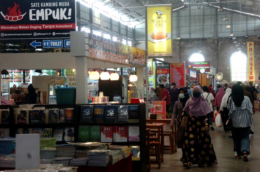 Pengunjung berada samping kios warung makanan di Rest Area Km 260B jalan tol Pejagan-Pemalang, Banjaratma, Brebes, Jawa Tengah (ilustrasi)..
