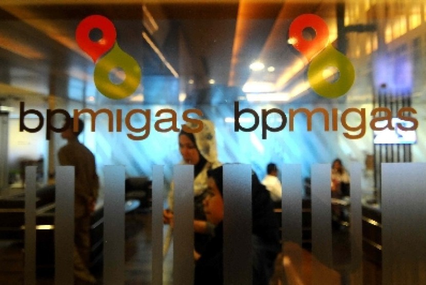 Pengunjung beraktifitas di dalam kantor BP Migas, Jakarta, Selasa (13/11).
