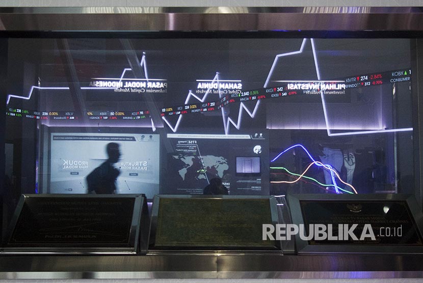 Pengunjung beraktivitas di dekat layar monitor pergerakan saham di gedung Bursa Efek Indonesia, Jakarta, ilustrasi.