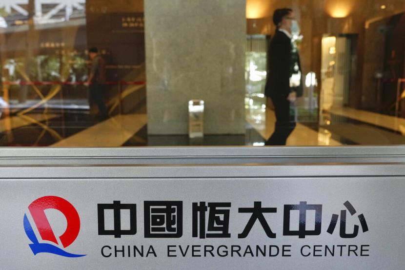 Pengunjung beraktivitas di kantor China Evergrande Group di Hong Kong, 4 Oktober 2021.