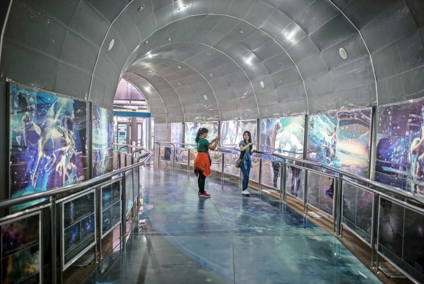 Pengunjung beraktivitas di ruang pameran di Planetarium, kompleks Taman Ismail Marzuki, Jakarta, Jumat (26/7/2019).