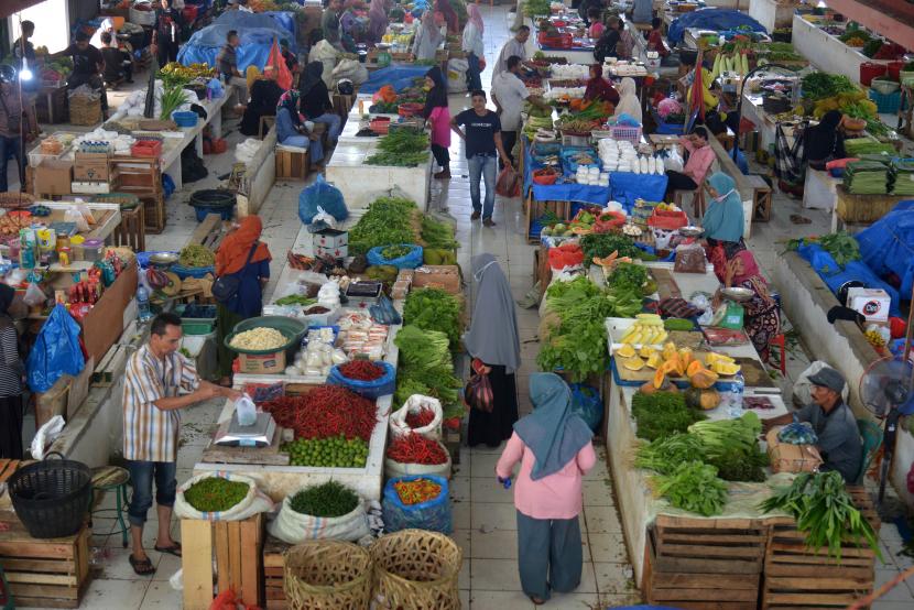 Pengunjung berbelanja berbagai jenis bahan pangan pokok di pasar tradisional Al-Mahirah, Banda Aceh, Aceh. Kesinambungan antara kebijakan pangan dengan kebijakan perdagangan pangan dapat meminimalkan dampak ketidakpastian global terhadap fluktuasi harga pangan di Tanah Air.
