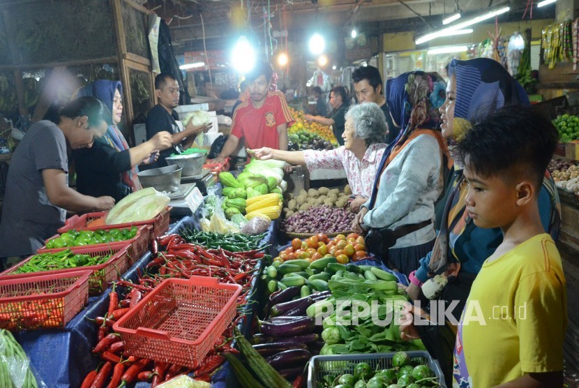 Pengunjung berbelanja bermacam sayuran di Pasar Kosambi, Kota Bandung. 