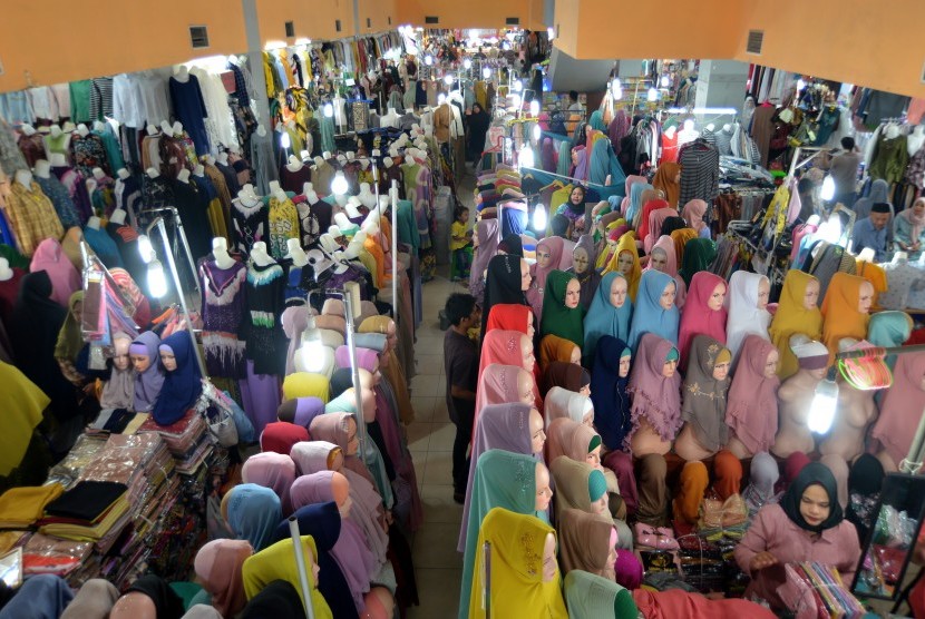 Pengunjung berbelanja busana muslimah di Pasar Aceh, Banda Aceh, Rabu (15/5/2019). 