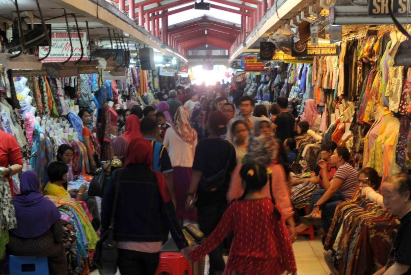 Pengunjung berbelanja di Pasar Beringharjo, Yogyakarta.