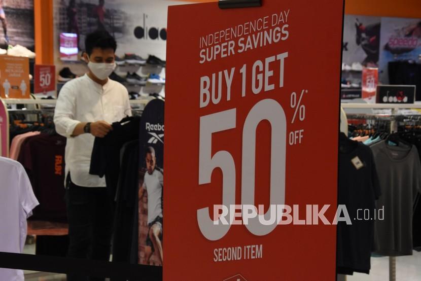 Pengunjung berbelanja. Hari Belanja Diskon Indonesia (HBDI) diharapkan dapat menyelamatkan Indonesia dari jurang resesi dengan cara meningkatkan konsumsi.