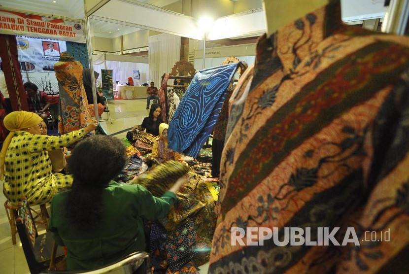 Pengunjung berbelanja kain batik di salah satu stan pada saat pameran 'Gelar Kain Nusantara' di Graha Manggala Siliwangi, Jl Aceh, Kota Bandung,  Kamis (4/8). (Mahmud Muhyidin)