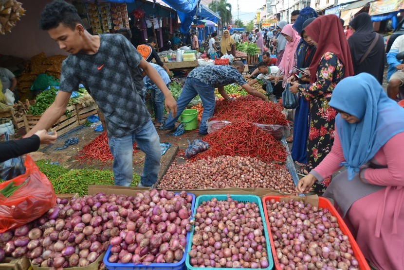 Pengunjung berbelanja kebutuhan bahan pokok di pasar tradisional Peunayung, Banda Aceh, Jumat ( 3/5/2019). 