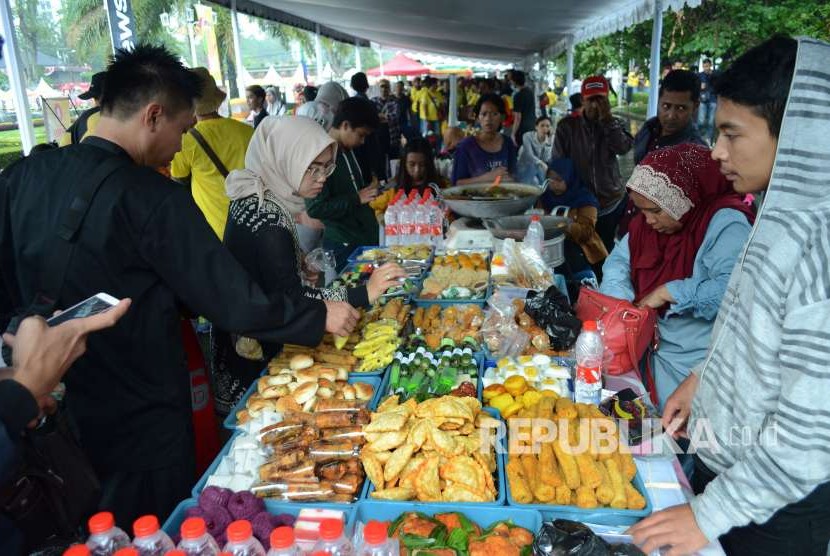 Menteri Pertanian, Syahrul Yasin Limpo mengajak masyarakat Indonesia untuk menggemari makanan lokal yang diproduksi dari kebun-kebun di Indonesia. 