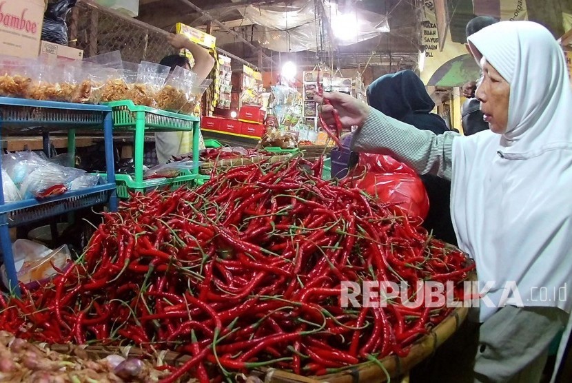 Pengunjung berbelanja sayuran di Pasar Kosambi, Kota Bandung, Jumat (26/5). Menjelang Ramadhan, beberapa jenis sayuran dan sembako mengalami kenaikan harga.