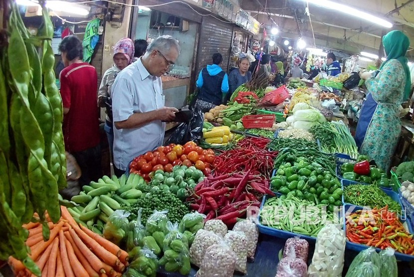 Pengunjung berbelanja sayuran di pasar tradisional. Ilustrasi