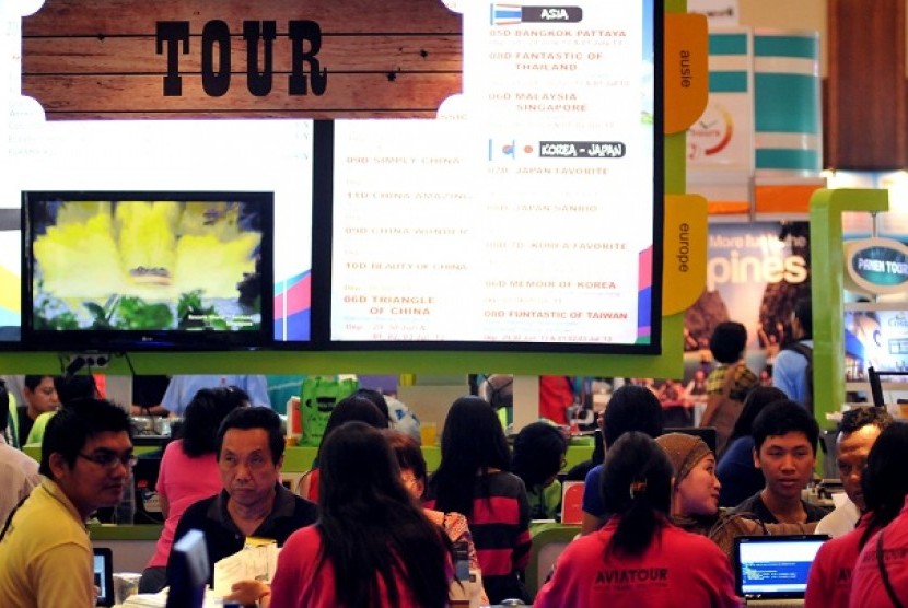 Pengunjung berburu informasi dan tiket perjalanan wisata saat berlangsung Astindo International Travel Fair 2013 di Jakarta Convention Center, Jakarta, Sabtu (23/3). 