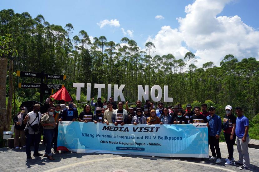 Pengunjung berfoto bersama di lokasi titik nol pembangunan Ibu Kota Nusantara (IKN), Kalimantan Timur, Rabu (1/6/2022). 
