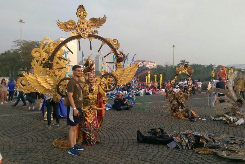 Pengunjung berfoto dengan peserta parade Asian Games 2018 di Monas, Jakarta Pusat, Ahad (13/5) pagi WIB.