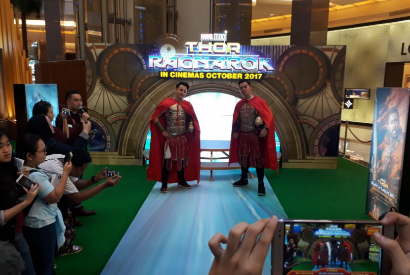 Pengunjung berfoto di Augmented Reality yang terdapat di Mall Pacific Place, Jakarta, Jumat (20/10). 