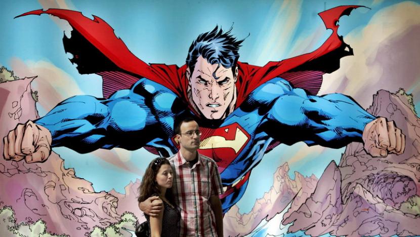Pengunjung berfoto di depan poster Superman di Barcelona International Comic Show 2007. Komik Superman/l Son of Kal-El akan menampilkan sosok adiwira berjubah itu sebagai biseksual.