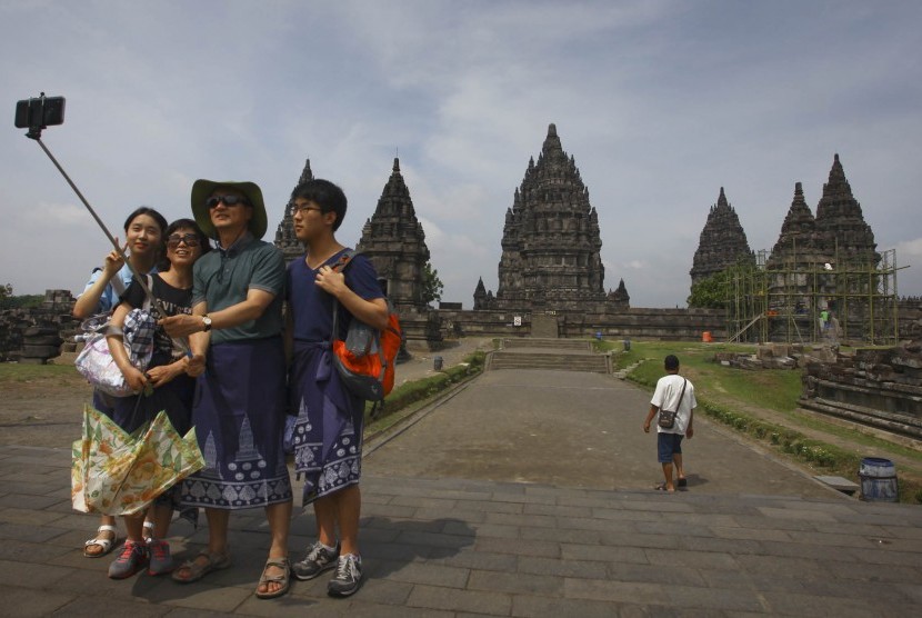 Pengunjung berfoto di kawasan wisata Candi Prambanan, DI Yogyakarta, Jumat (15/1). 