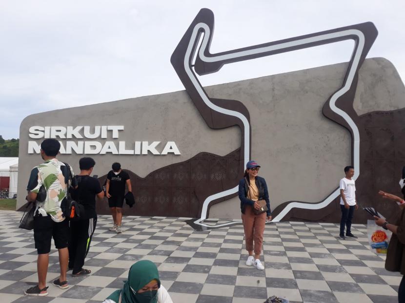 Para pengunjung berpose di Landmark Sirkuit Mandalika, Lombok, Nusa Tenggara Barat, Jumat (18/3/2022).