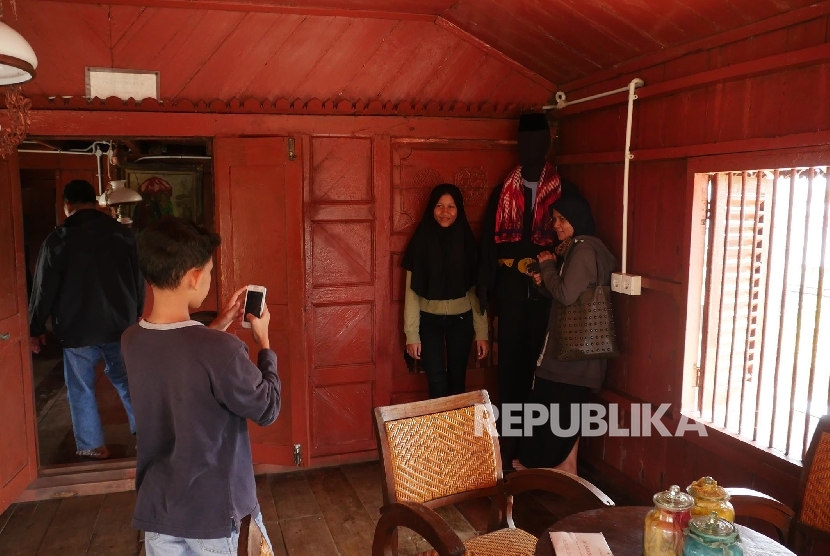  Pengunjung berfoto di replica badan si Pitung di dalam rumah si Pitung Jakarta, Ahad (16/4). 