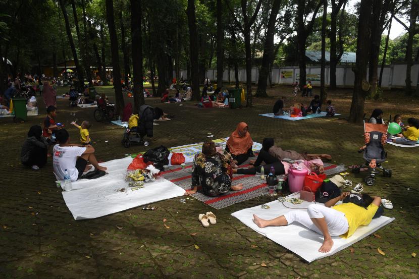 Pengunjung beristirahat di Taman Margasatwa Ragunan, Jakarta , Ahad (2/1) 