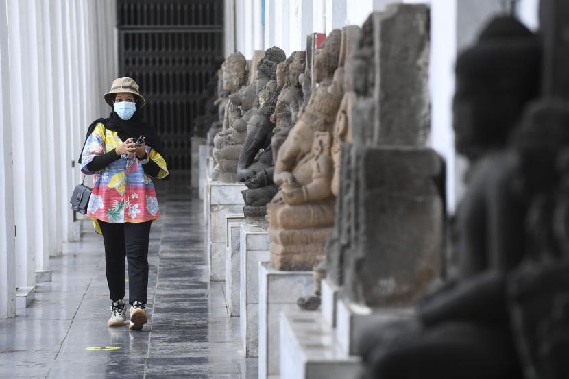 Pengunjung berjalan di dekat deretan arca di Museum Nasional, Jakarta. ilustrasi