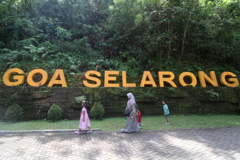 Pengunjung berjalan di kawasan Gua Selarong, Bantul, DI Yogyakarta. Destinasi wisata di Kabupaten Bantul, Daerah Istimewa Yogyakarta, dikunjungi sebanyak 48.585 wisatawan selama libur akhir pekan dari 1 sampai 3 Juli 2022.