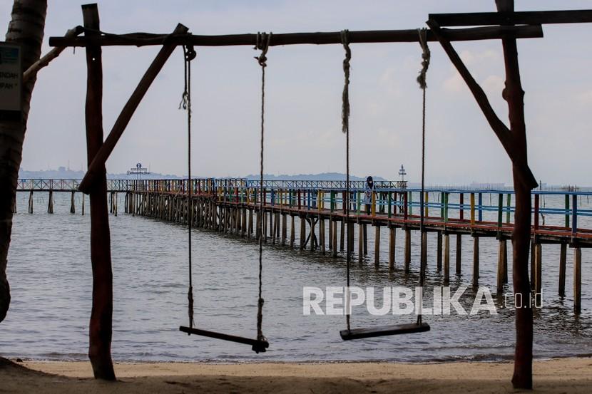 Pengunjung berjalan di kawasan wisata Pantai Bale Bale ,Batam ,Kepulauan Riau, Rabu (13/10/2021). Gubernur Kepulauan Riau (Kepri) Ansar Ahmad ingin pemerintah pusat segera membuka pintu pariwisata di semua wilayah setempat, seperti di Pulau Bali yang pariwisatanya dibuka secara menyeluruh.