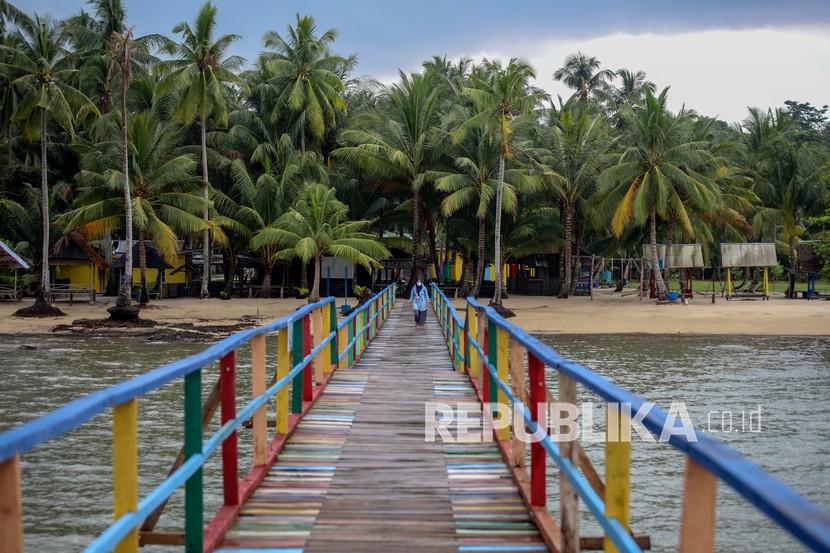 Pengunjung berjalan di kawasan wisata Pantai Bale Bale ,Batam ,Kepulauan Riau.