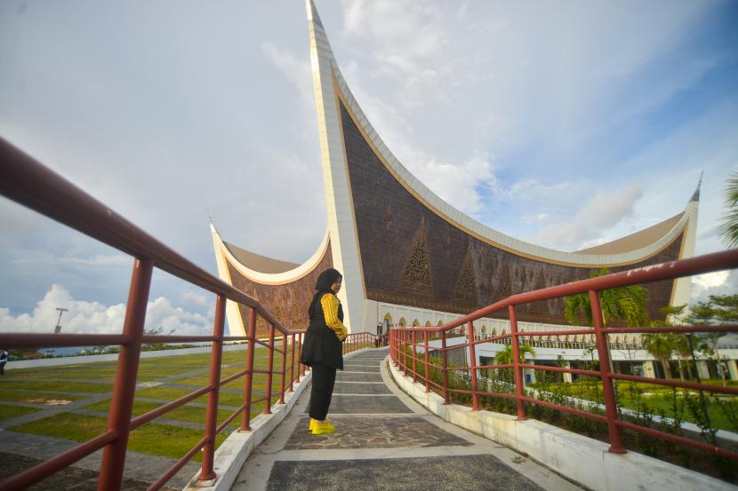 Masjid Raya Sumatra Barat. Masjid dan mushala efektif untuk dijadikan sebagai pusat literasi masyarakat.