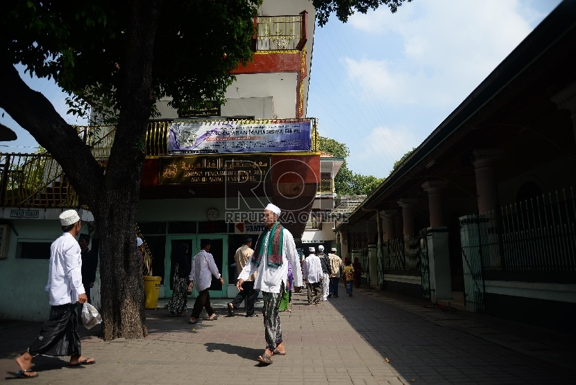 Pengunjung berjalan di sekitar kawasan makam Sunan Ampel ,Surabaya, Jawa Timur, Jumat (10/4).