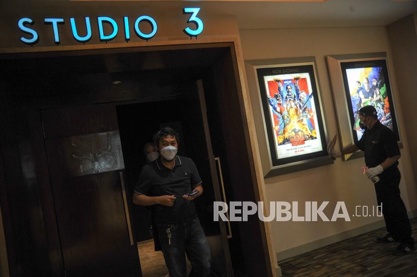 Pengunjung berjalan keluar dari studio usai menonton film di Cinema XXI Trans Studio Mall, Bandung, Jawa Barat, Kamis (16/9/2021). 