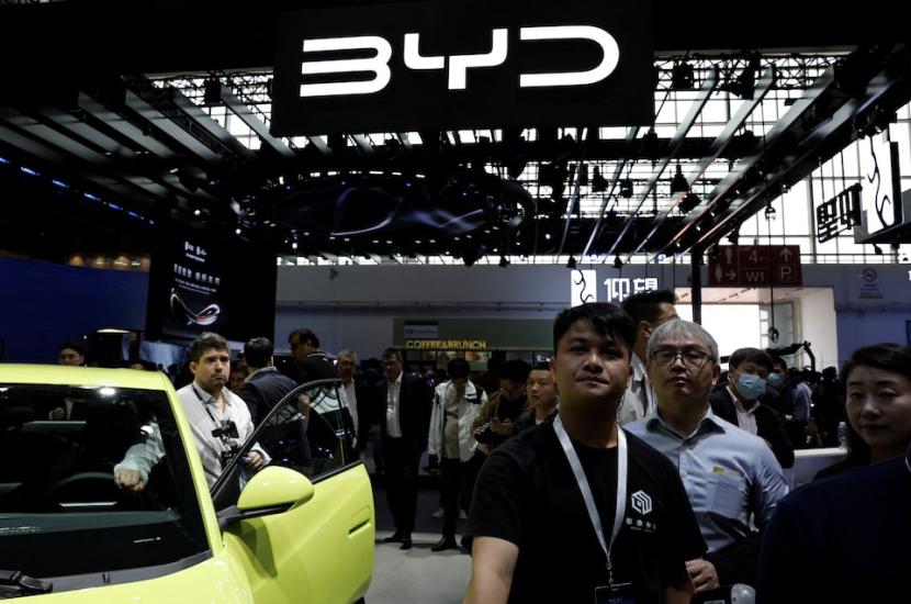 Pengunjung berjalan melewati logo BYD di Pameran Otomotif Internasional Beijing, atau Auto China 2024, di Beijing, China, 25 April 2024.