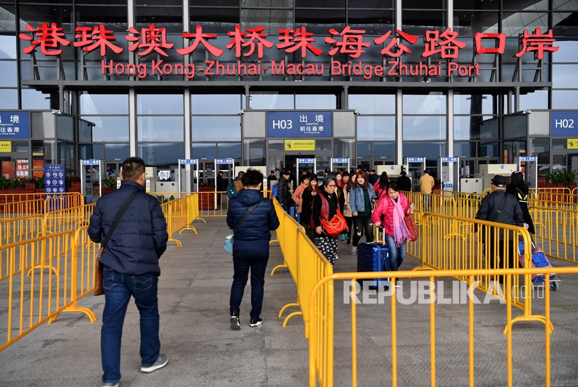 Pengunjung berjalan memasuki pelabuhan jembatan Hong Kong - Zhuhai - Macao di Kota Zhuhai, Cina, Rabu (12/12/2018). 