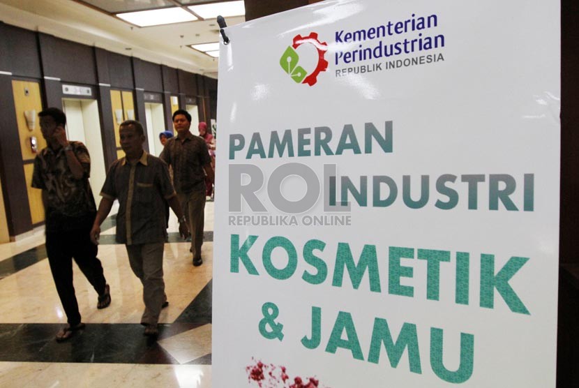Pengunjung berjalan saat pameran industri kosmetik dan jamu di Kementerian Perindustrian, Jakarta, Selasa (26/8)
