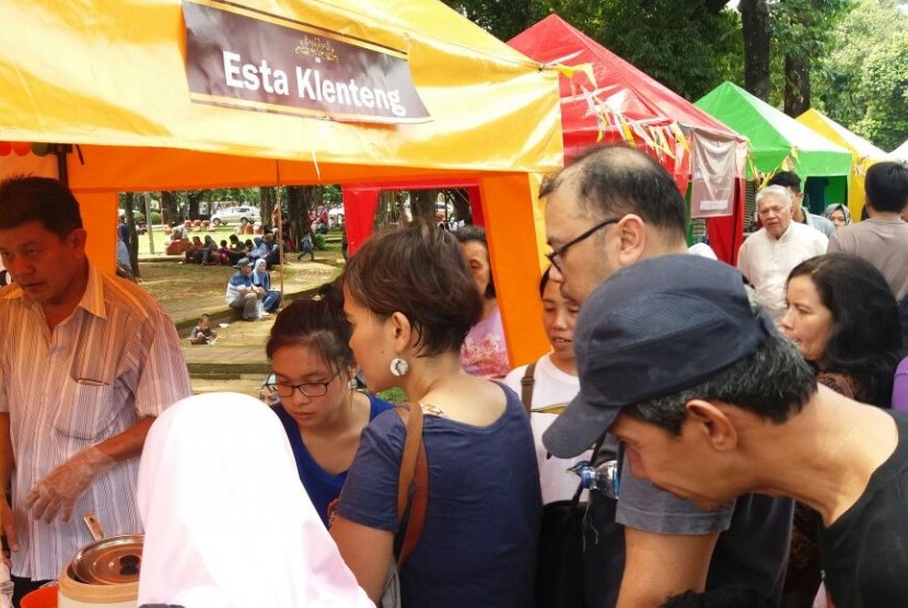 Pengunjung berjubel antre ingin membeli Es Esta Klenteng, salah satu kuliner yang diburu di Fetsival Jajanan Minang, Ahad (11/12), di Lapangan Banteng, Jakarta