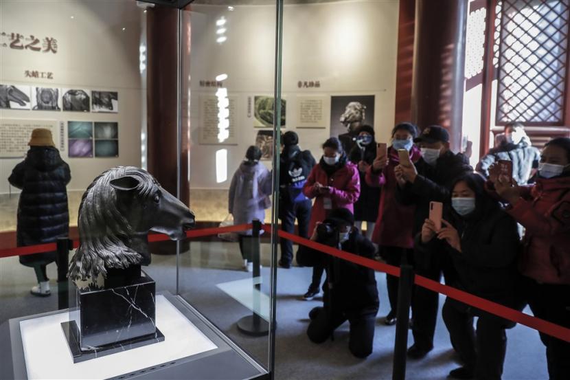 Pengunjung berkerumun melihat patung kepala kuda di Old Summer Palace di Beijing, Cina, 3 December 2020. Istana Musim Panas ini menjadi destinasi wisata warga Cina selama libur May Day, Senin (1/5/2023).