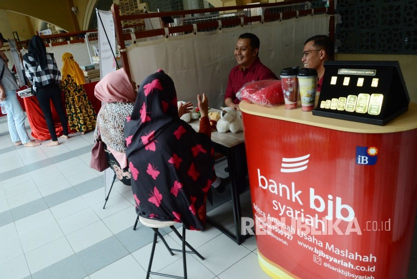 Pengunjung berkonsultasi dengan petugas bank di stan Bank BJB Syariah pada acara Muhasabah Akhir Tahun Republika 2018, di Selasar Masjid Pusdai, Kota Bandung, Senin (31/12).
